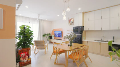 Bàn ăn được bố trí giữa phòng khách và phòng bếp