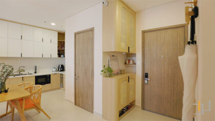 Hoàn thiện lắp đặt tủ giày ngay cửa ra vào