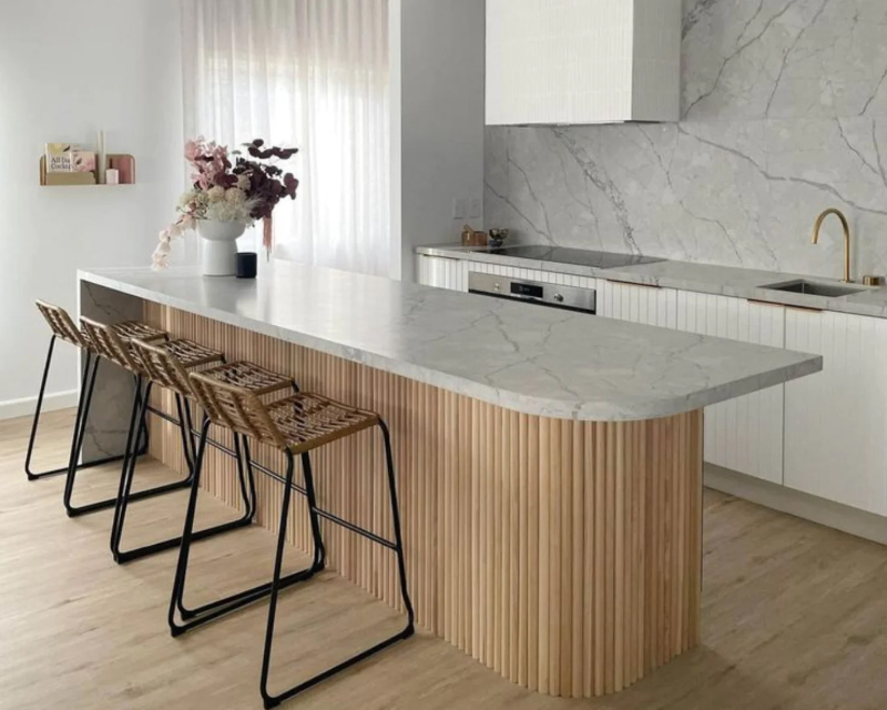 Màu sắc tươi sáng giúp tạo cảm giác thoáng đãng cho phòng bếp
