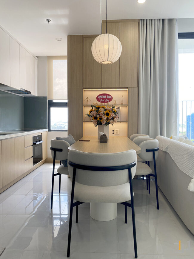 Bàn ăn được ngăn cách giữa phòng khách và phòng bếp