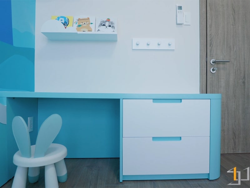 Tông màu xanh biển tạo cảm giác tươi mát và trẻ trung cho phòng ngủ bé trai