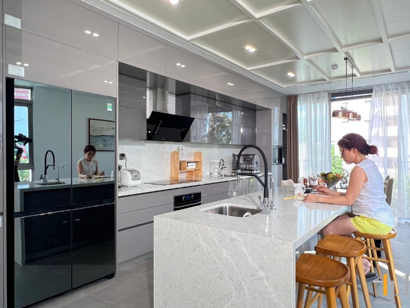 Khách hàng tận hưởng không gian nội thất phòng bếp tiện nghi