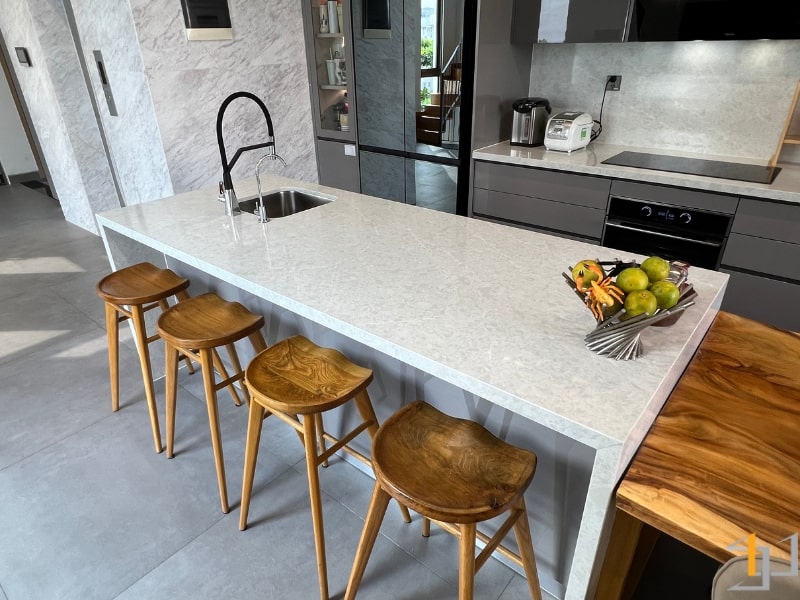 Bàn đảo đá sang trọng được tích hợp với nhiều công năng sử dụng