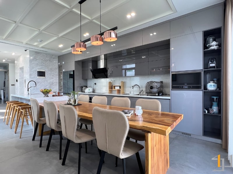 Bàn ăn gỗ Xoan đào thu hút mọi ánh nhìn trong bếp nhà phố