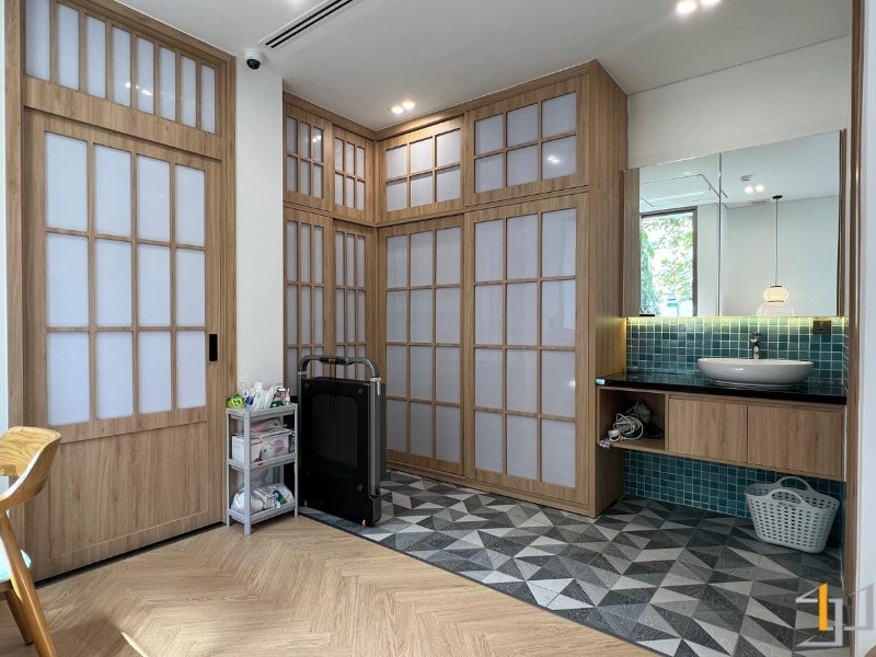 Tủ quần áo chữ L kịch trần giúp tối ưu không gian phòng ngủ