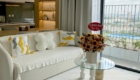 Ghế sofa và bàn trà tối giản đi cùng gam màu nhã nhặn