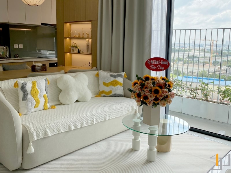 Ghế sofa và bàn trà tối giản đi cùng gam màu nhã nhặn