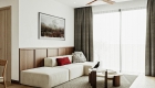 Khu vực phòng khách với ghế sofa đặt dưới đất