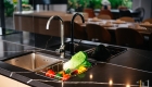 Ốp mặt đá bếp Vicostone đen ấn tượng