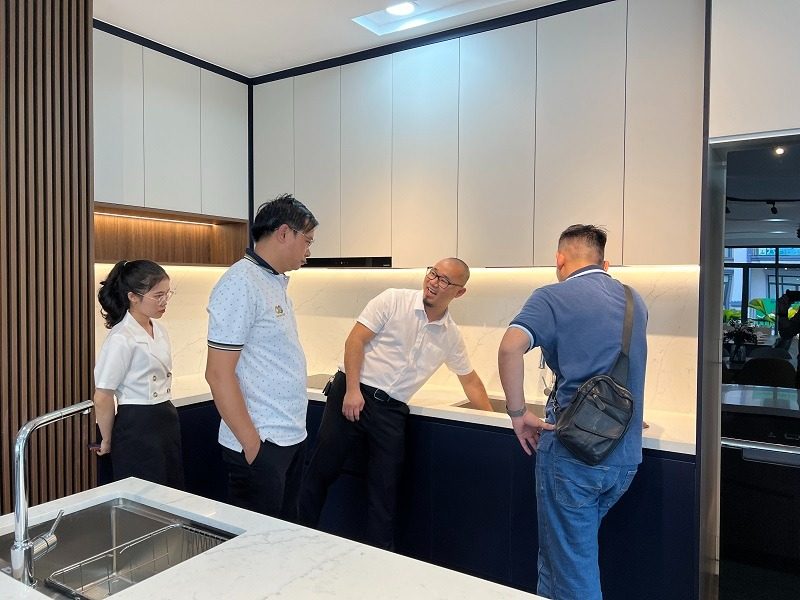 Khách tham quan showroom nội thất S-housing