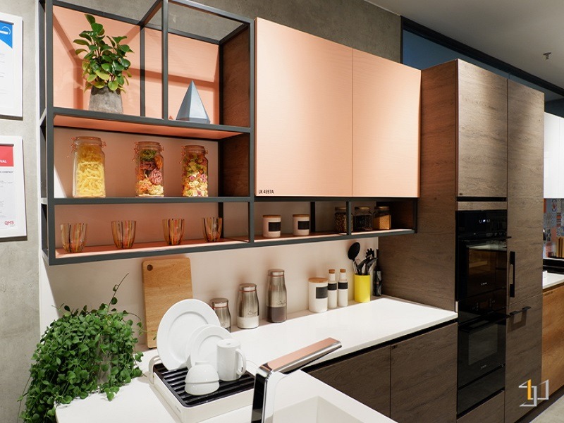 Mẫu tủ bếp khung inox cánh gỗ 