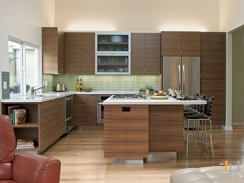 Mẫu tủ bếp nhôm kính phủ màu vân gỗ sang trọng
