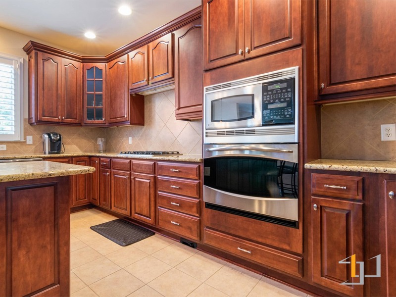 Tủ bếp gỗ Xoan đào cho biệt thự