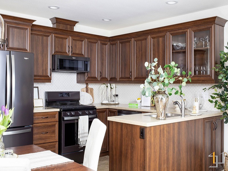 Tủ bếp gỗ óc chó hình chữ U cho biệt thự