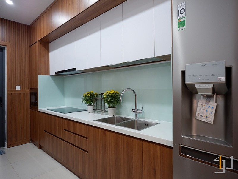 Tủ bếp gỗ óc chó phối cánh Melamine trắng trơn