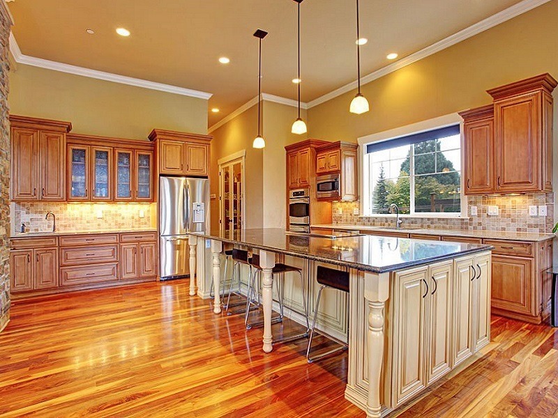 Tủ bếp gõ đỏ chữ U kết hợp bàn đảo