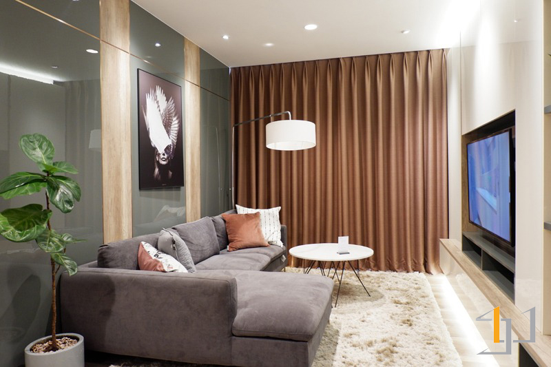 Bộ sofa xám nổi bật tại trung tâm phòng khách