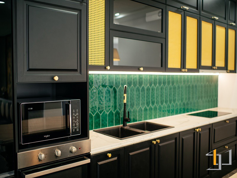 Gạch thẻ xanh cổ vịt nổi bật trên nền tủ bếp đen