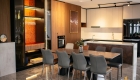 Không gian bếp mở hiện đại trong showroom S-housing