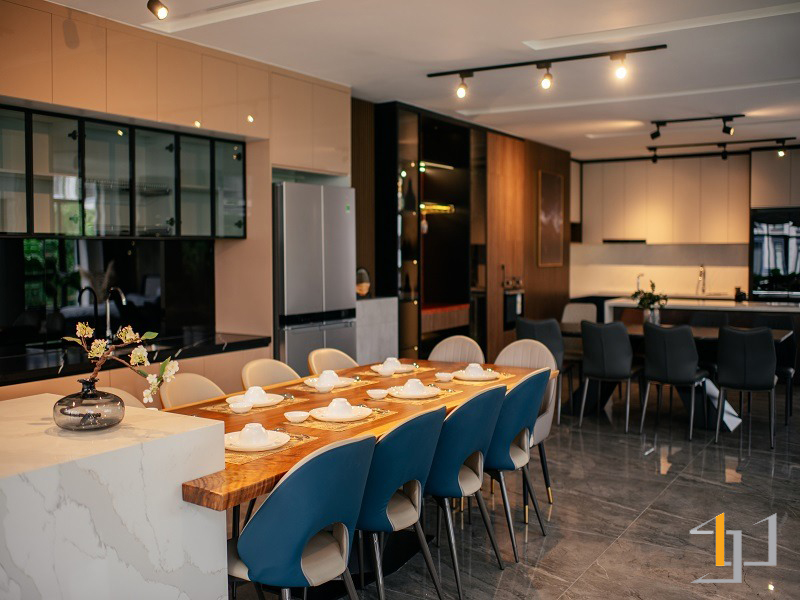 Không gian bếp mở hiện đại trong showroom S-housing