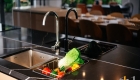 Mặt đá bếp được thi công tỉ mỉ và sắc xảo
