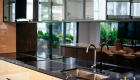 Tủ bếp cánh kính hiện đại do S-housing thi công nội thất