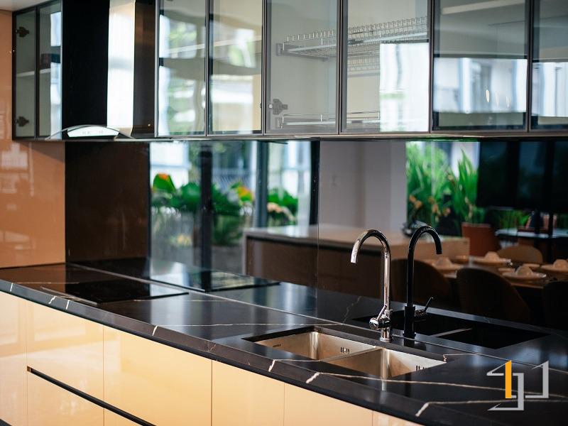 Tủ bếp cánh kính hiện đại do S-housing thi công nội thất