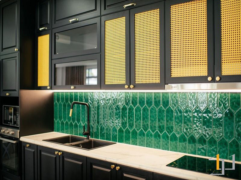 Gạch thẻ xanh cổ vịt nổi bật trên nền tủ bếp đen