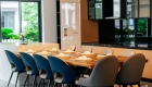 Thi công nội thất phòng bếp hiện đại trong showroom