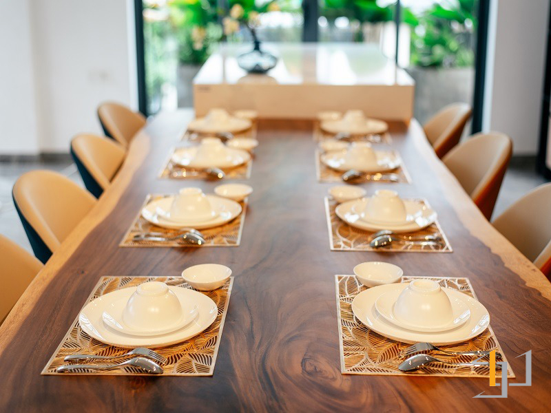 Bát đĩa được trưng bày tỉ mỉ