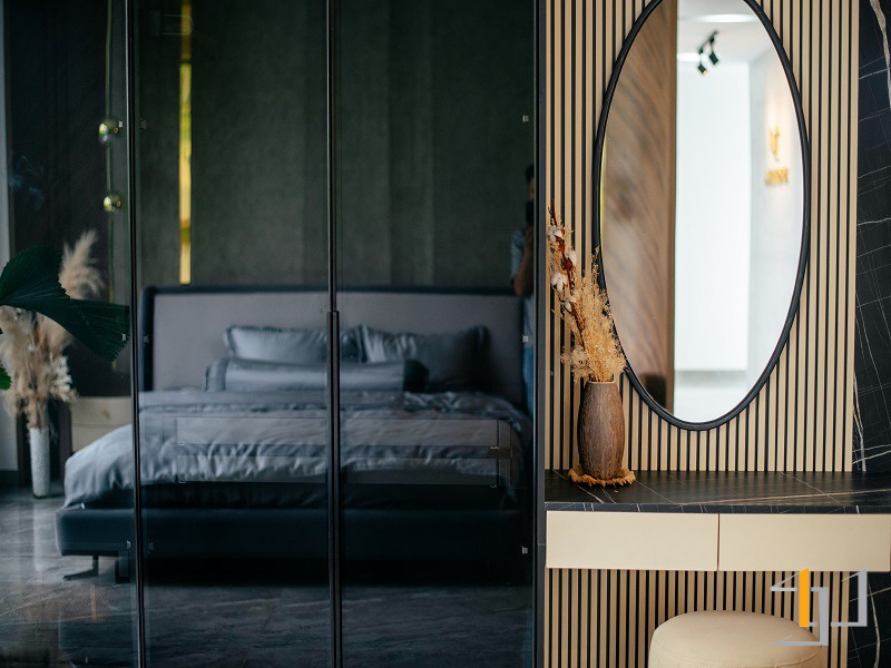 Khu vực bàn trang điểm và tủ quần áo trong phòng ngủ biệt thự