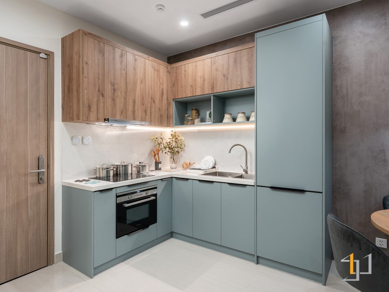 Tủ bếp chữ L phối màu trẻ trung và hiện đại cho chung cư
