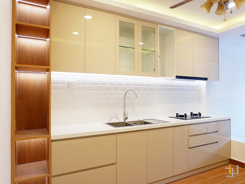Tủ bếp phủ Acrylic màu vàng cho người mệnh Kim