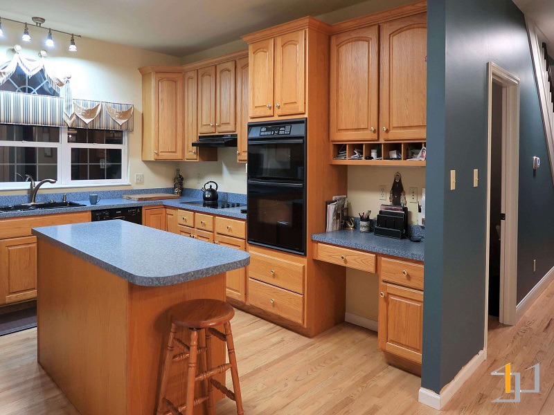 Tủ bếp gỗ tự nhiên cho người mệnh thổ