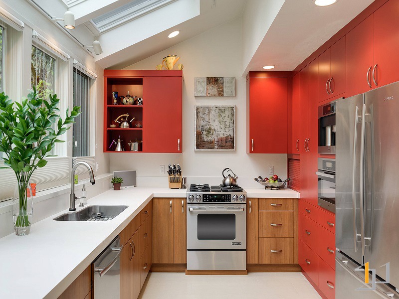 Tủ bếp gỗ phối màu đỏ cam cho người mệnh thổ