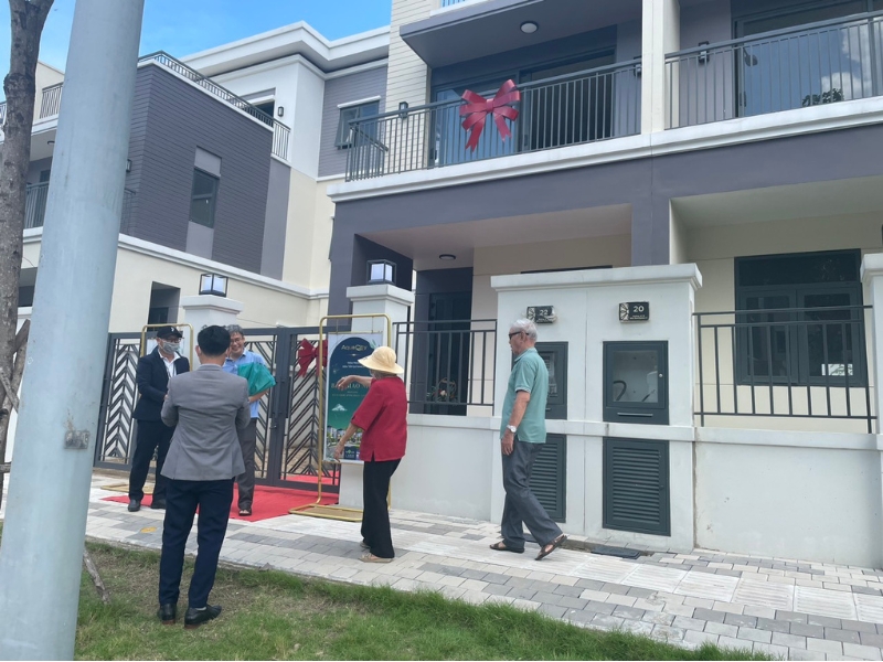 Mặt tiền ngôi nhà của chị Hằng khi vừa bàn giao