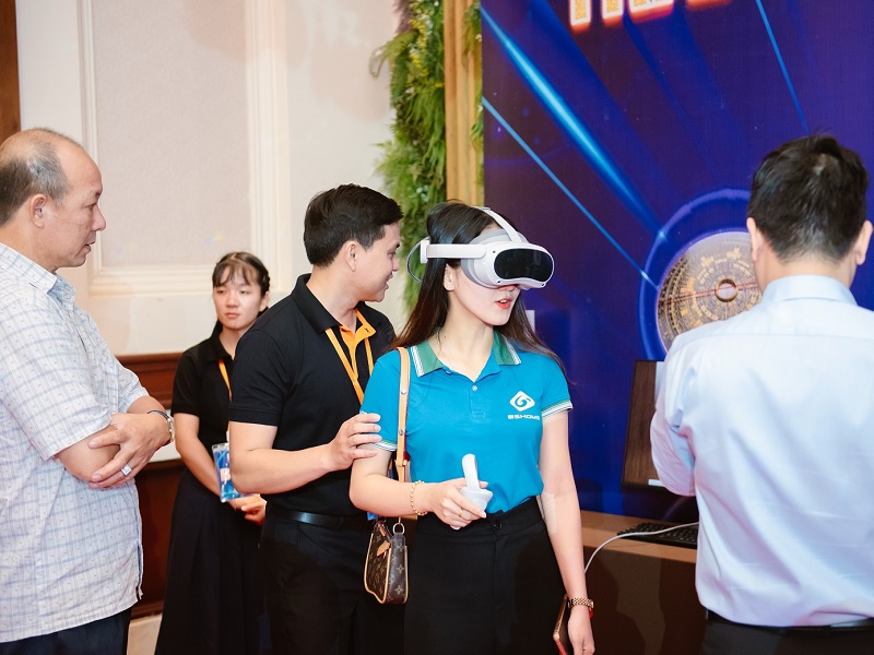 Khách hàng trải nghiệm công nghệ thực tế ảo 4D VR trong thiết kế nội thất biệt thự