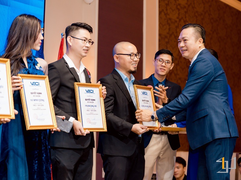 CEO NGuyễn Nam nhận bằng khen chứng nhận doanh nghiệp giỏi