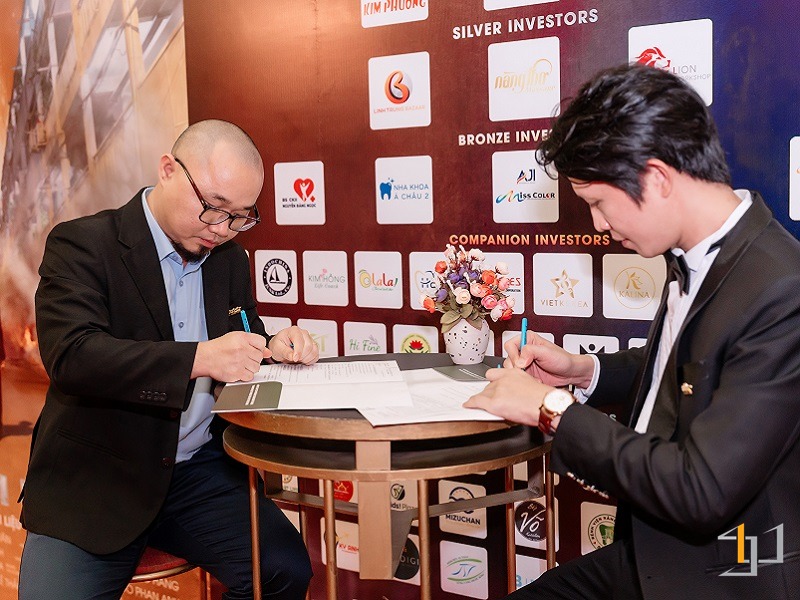CEO Nguyễn Nam ký kết hợp đồng thiết kế nội thất với khách hàng