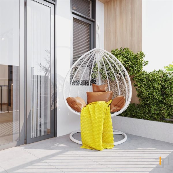 Ghế xích đu đặt phía trước nhà phố tạo thành nơi thư giãn thú vị