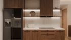 Tủ bếp mang đường nét đơn giản nhưng được trang bị đầy đủ các thiết bị nhà bếp hiện đại