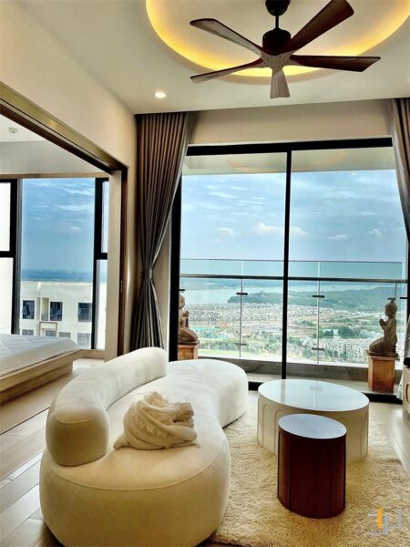 Không gian mở nhiều ánh sáng tự nhiên bên trong căn hộ Vinhomes Central – Chị Ngọc