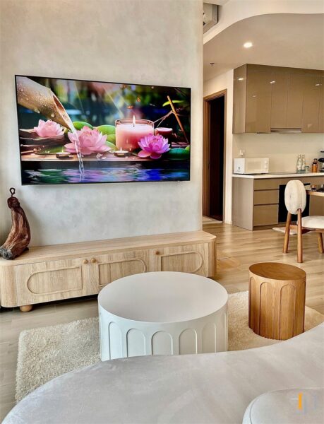 Phòng khách căn hộ Vinhomes Central Wabi Sabi của chị Ngọc