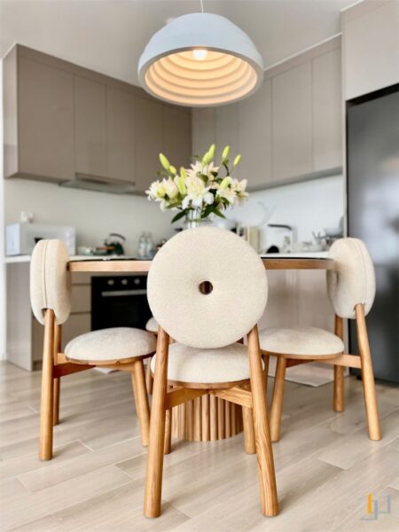 Thi công bàn ghế ăn phong cách Wabi Sabi với đường cong mềm mại