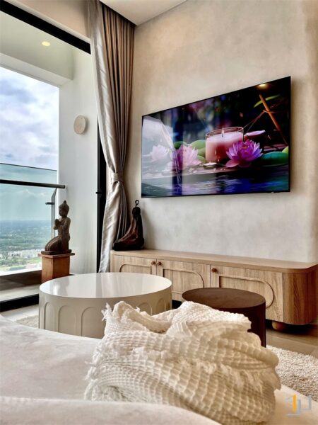 Phòng khách căn hộ Vinhomes Central Wabi Sabi của chị Ngọc