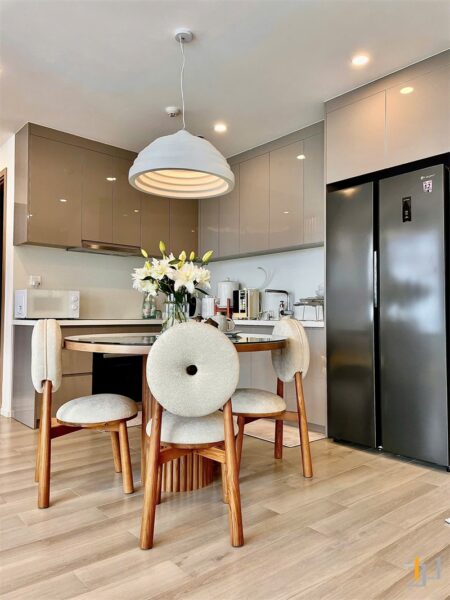 Phòng bếp căn hộ Vinhomes Central Wabi Sabi của chị Ngọc