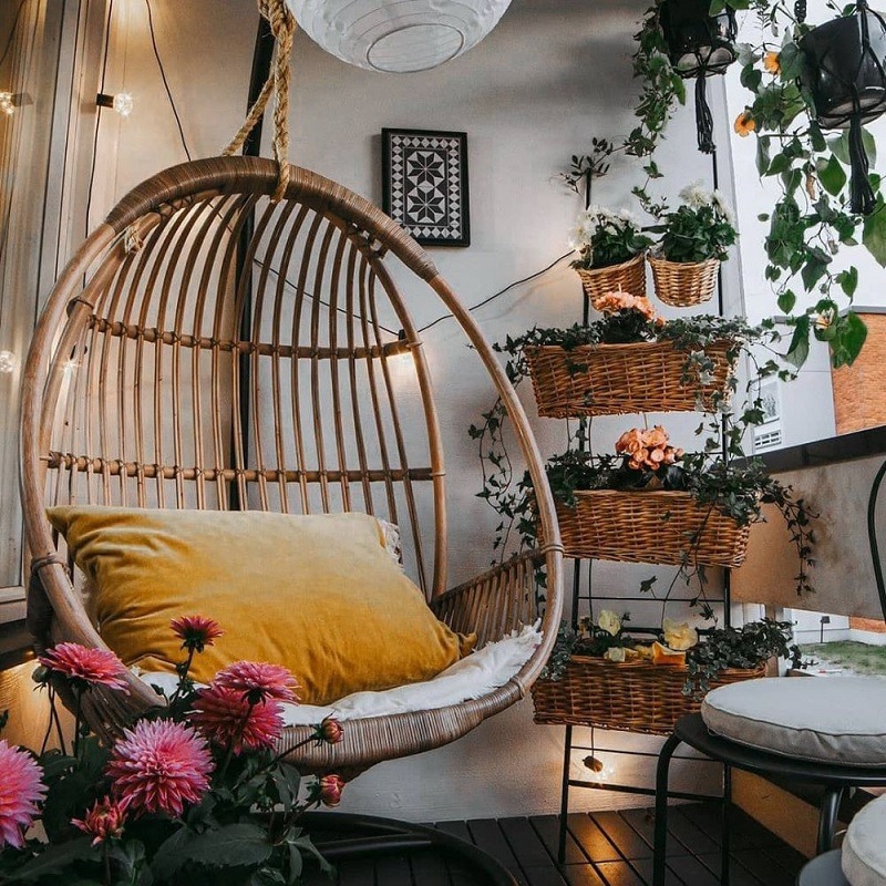 Trang trí ban công chung cư cực chill với ghế xích đu đan mây