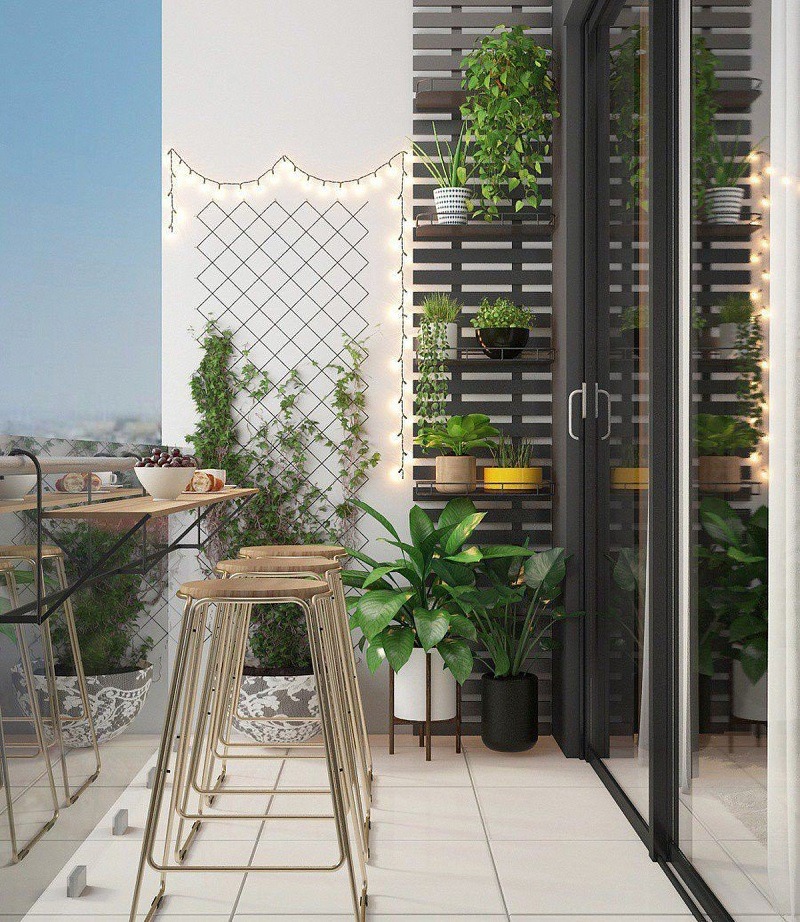 Kết hợp cây xanh và đèn LED khi trang trí quầy bar mini cho ban công chung cư