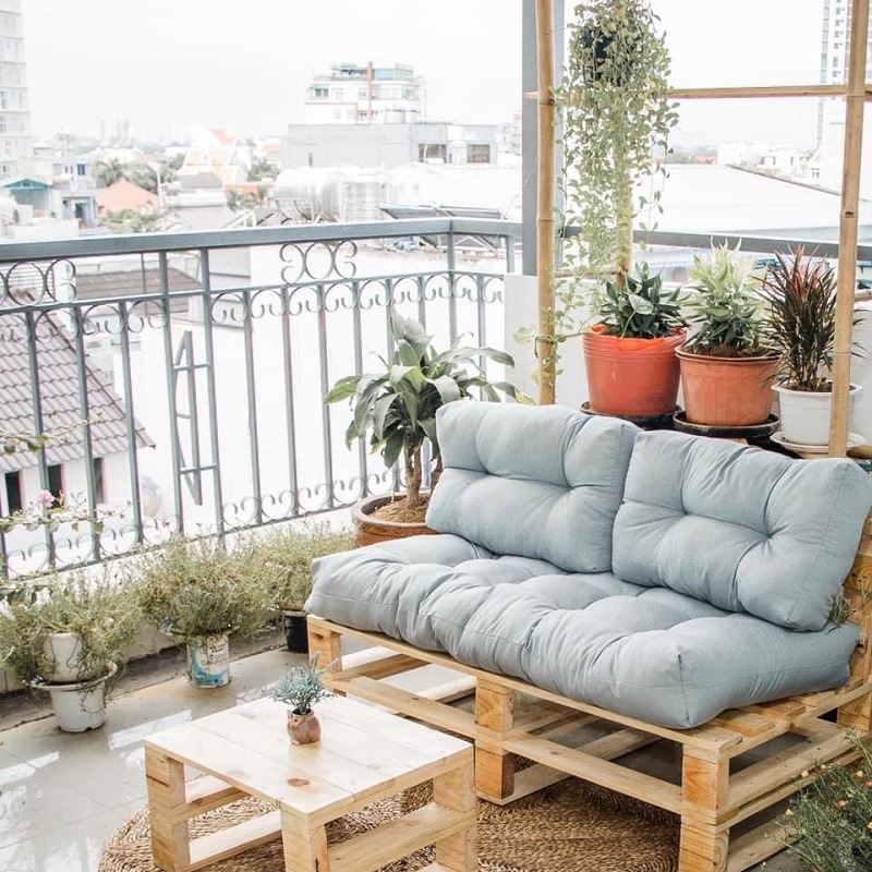 Làm bàn ghế ban công bằng cách ghép những tấm gỗ pallet