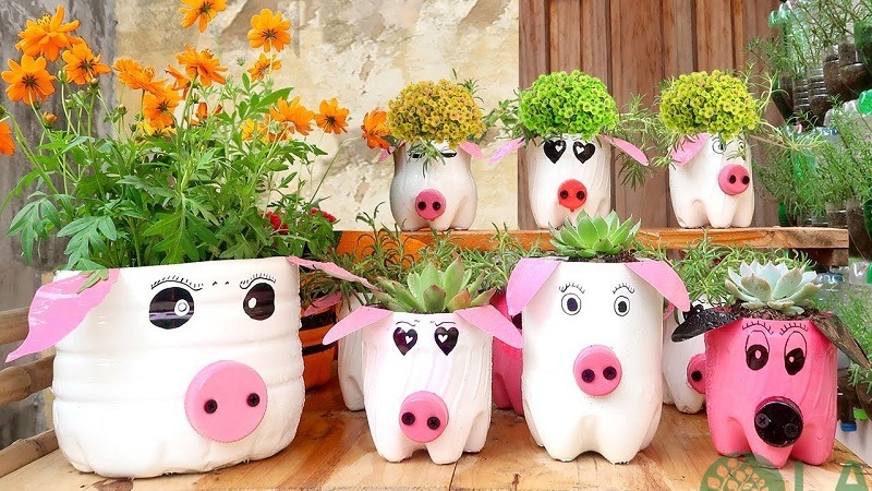 Biến tấu sáng tạo với chai nhựa tái chế để trang trí ban công chung cư